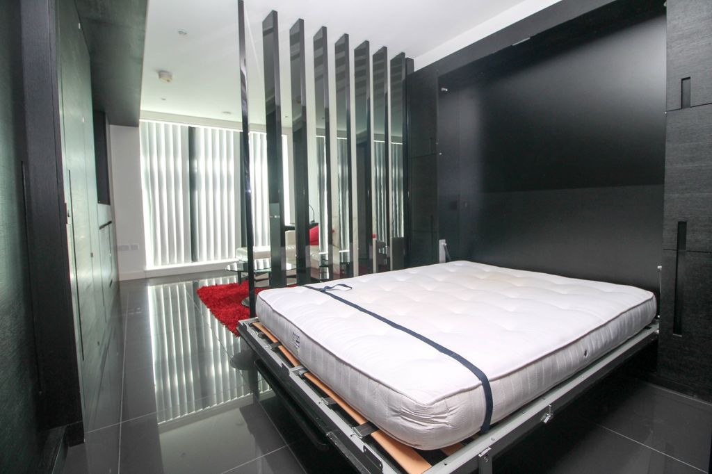 Property photo 3 of 6 Living/Sleeping Area