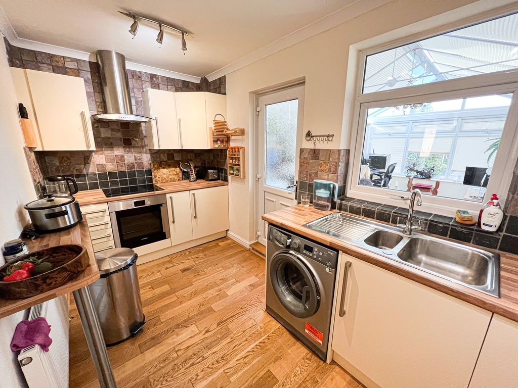 Property photo 3 of 20 Kitchen