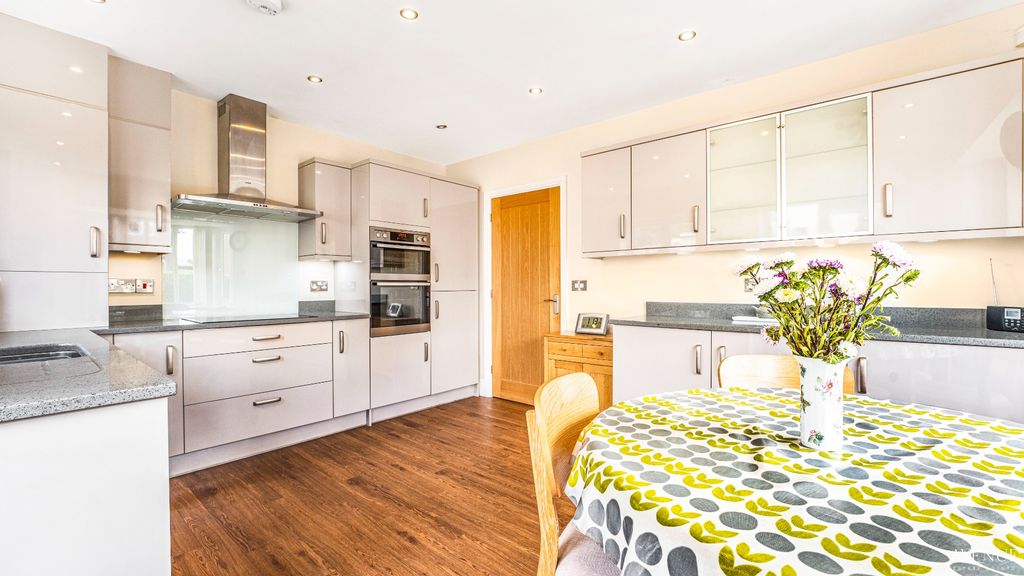 Property photo 3 of 21 4353118