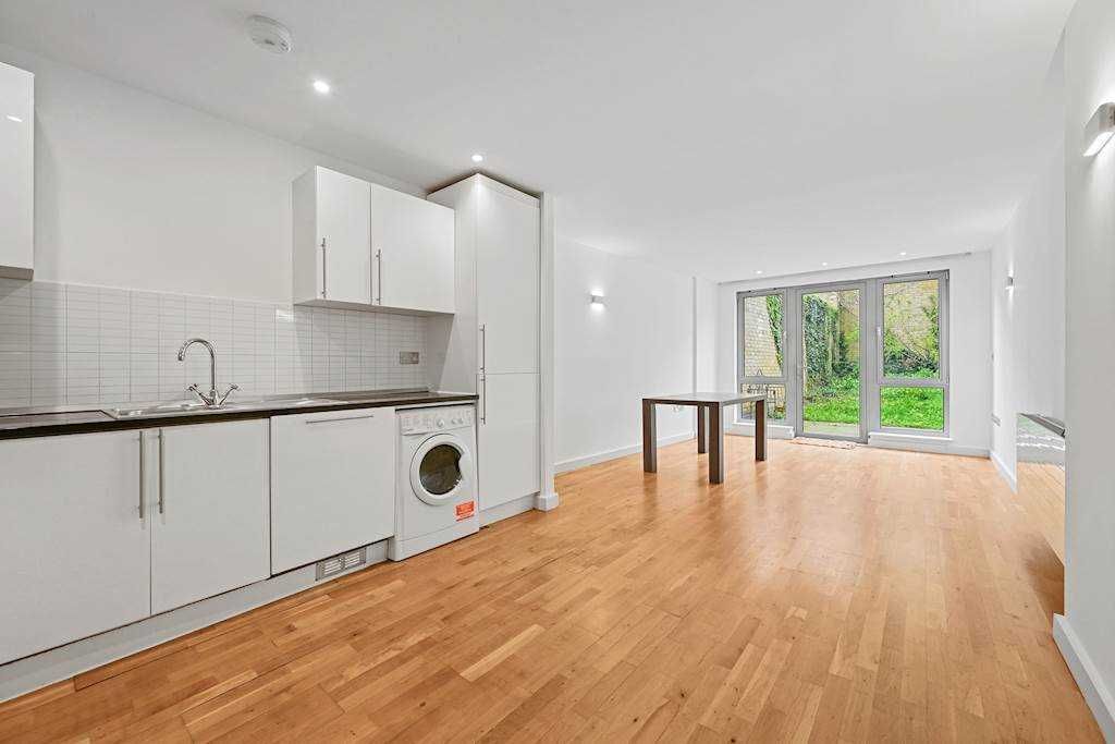 Property photo 3 of 14 Lounge