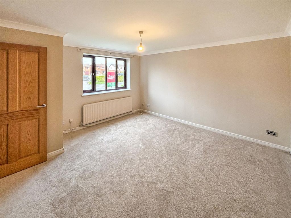 Property photo 3 of 21 Lounge