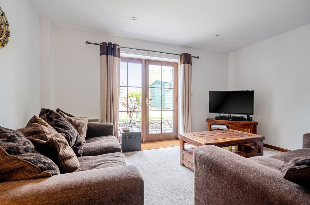 Property photo 2 of 15 1488201-8-6A563Df...