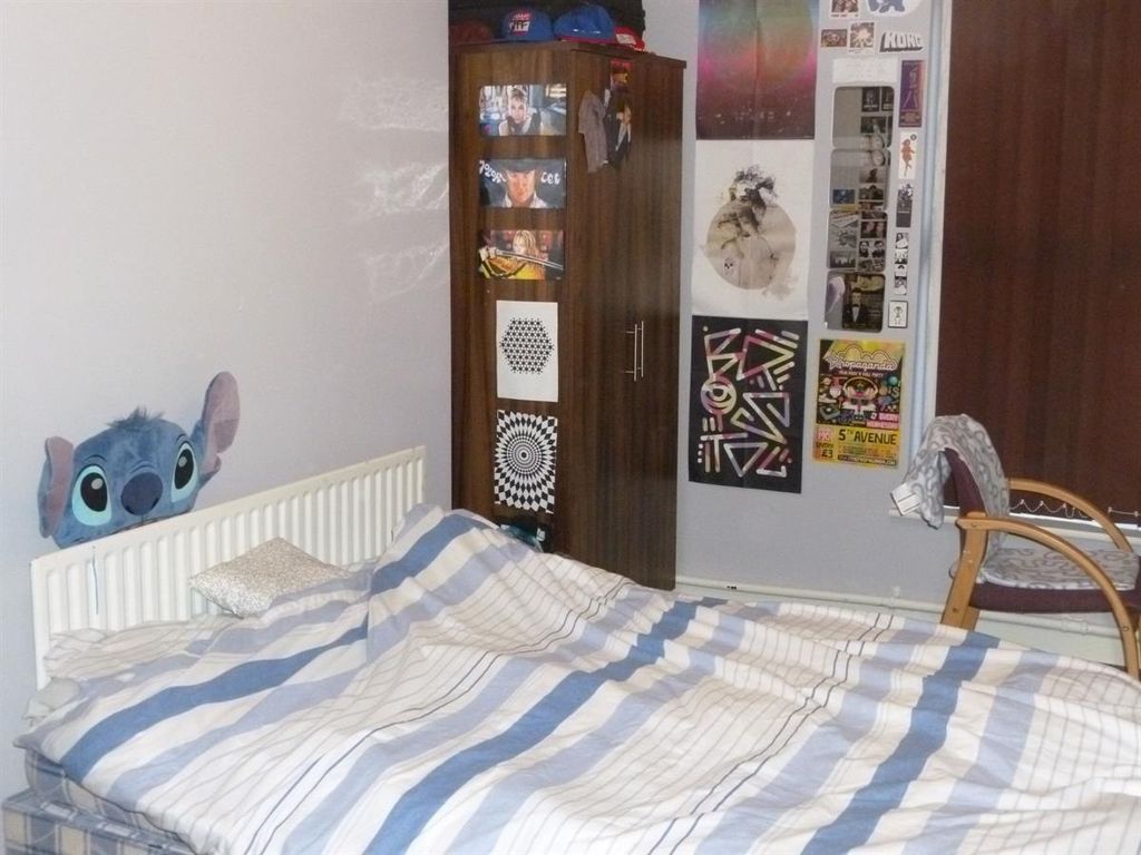Property photo 2 of 7 Cozy Furnished Bedroom With A Double Bed, Wardrobe...