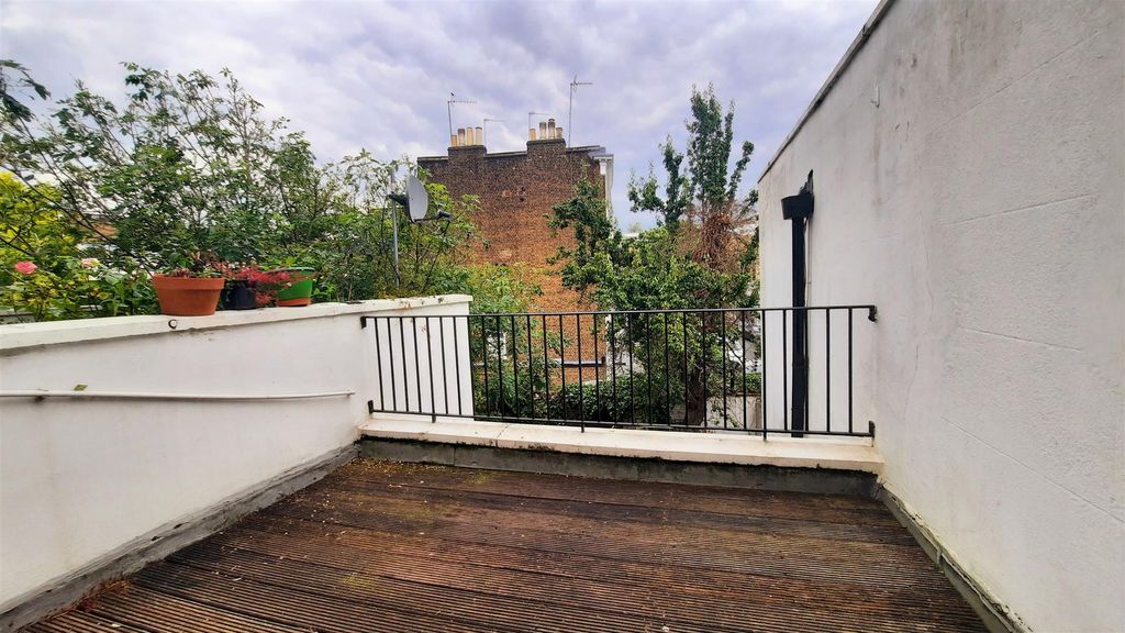 Property photo 3 of 10 Balcony