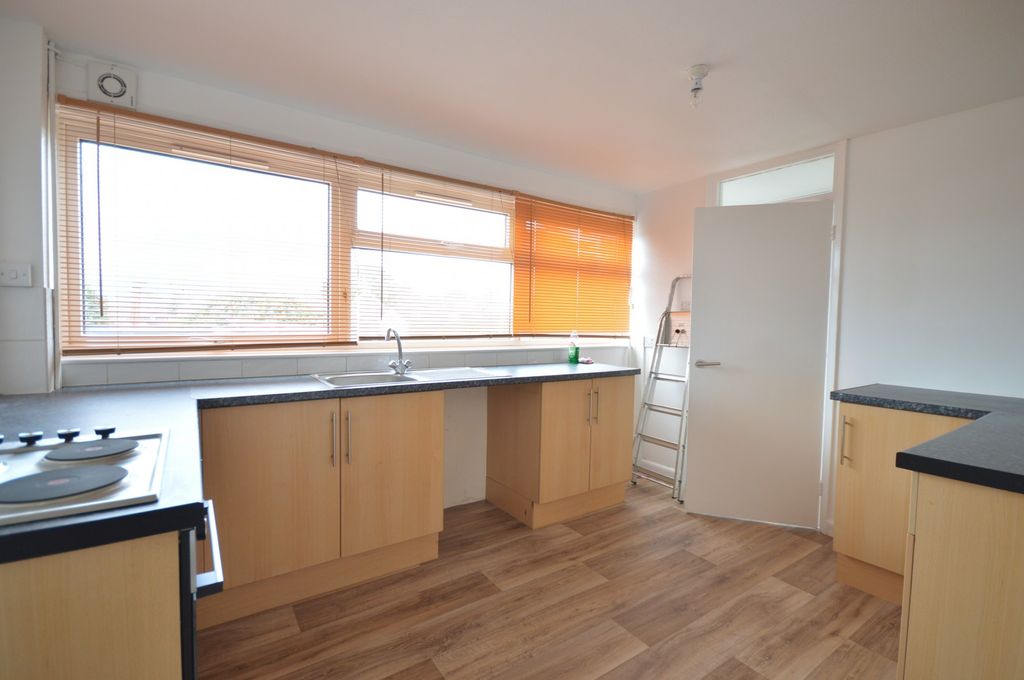 Property photo 3 of 7 Kitchen