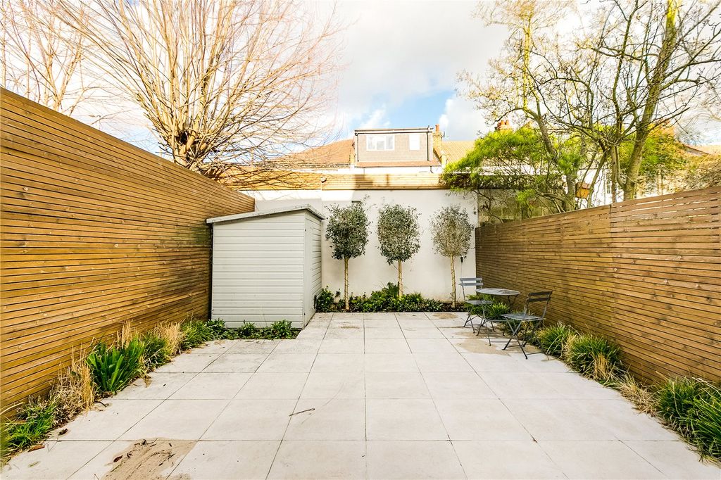 Property photo 2 of 8 Garden