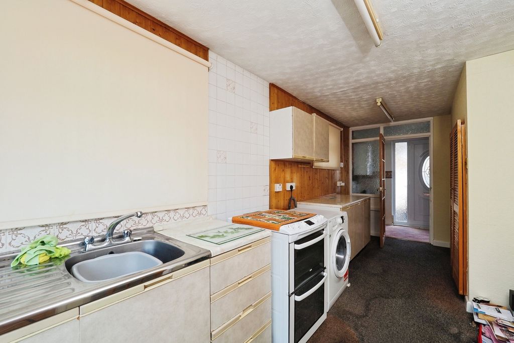 Property photo 3 of 14 Kitchen