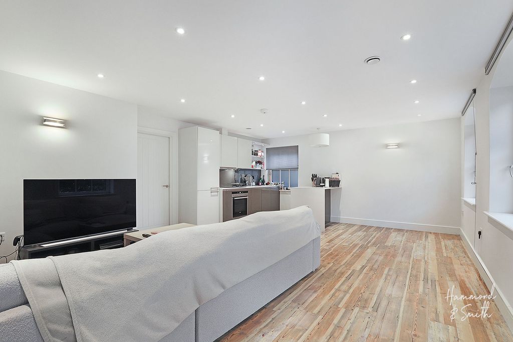 Additional image 4 of 2 bed flat for saleHemnall Street, Epping CM16