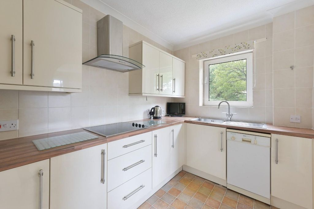 Property photo 2 of 17 Worcester Court