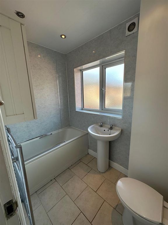 Property photo 3 of 7 Bathroom.Jpg