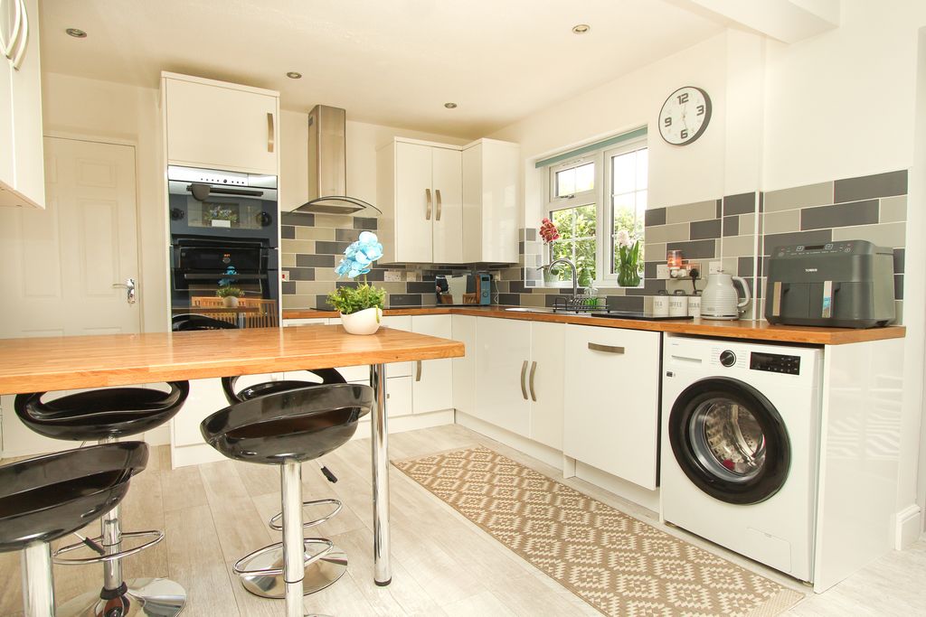 Property photo 2 of 15 Kitchen/Dining Room