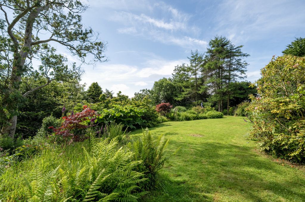 Property photo 3 of 28 Gardens