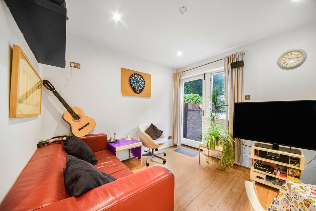 Property photo 2 of 24 Bywater Place, Rothe