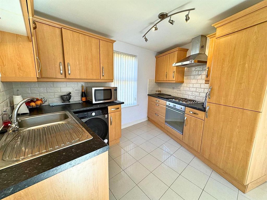Property photo 3 of 20 Kitchen/Dining Room