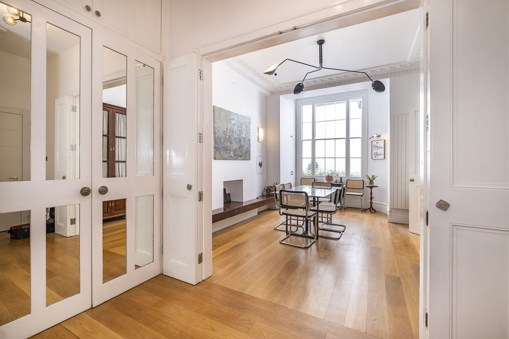 Property photo 1 of 20 Eccleston-Square-004