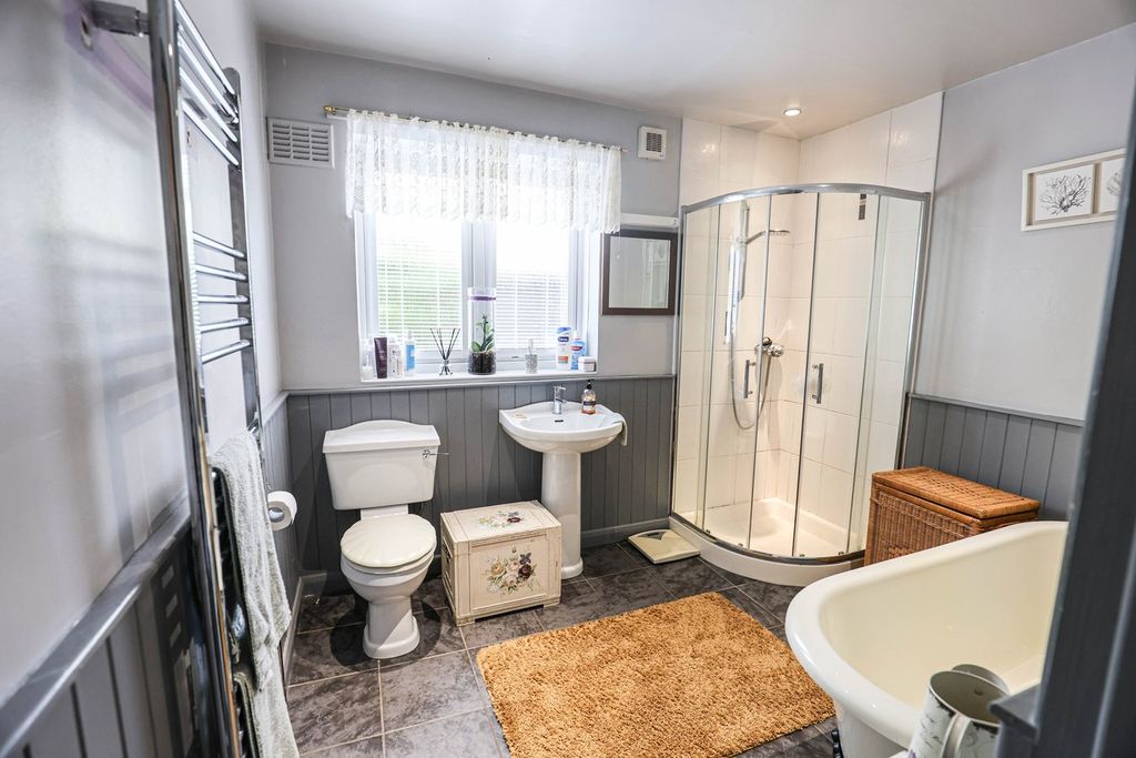 Property photo 3 of 16 Bathroom