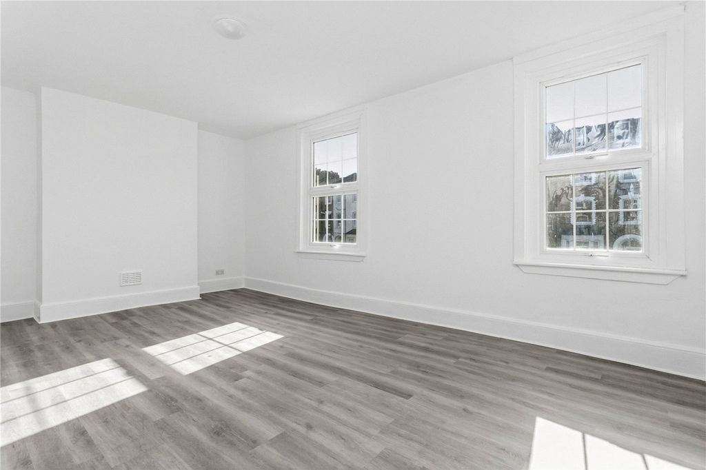 Property photo 2 of 12 Picture No. 10