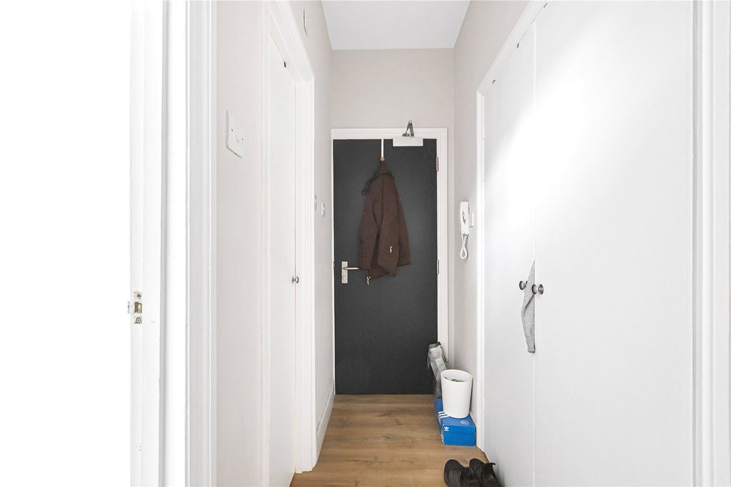 Property photo 3 of 8 Hallway