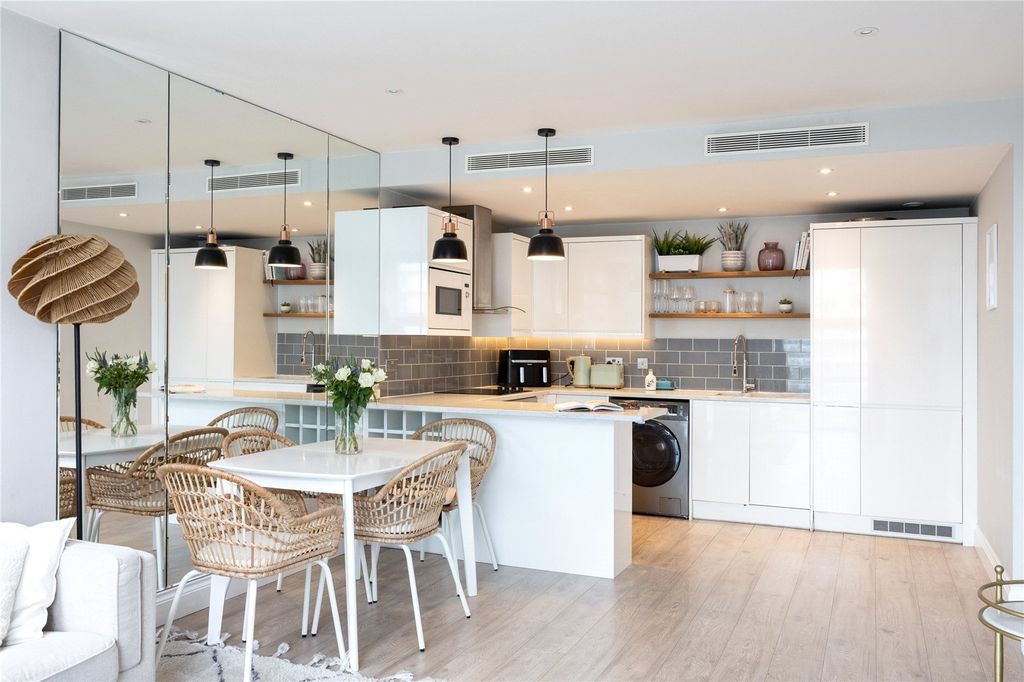 Property photo 3 of 11 Kitchen