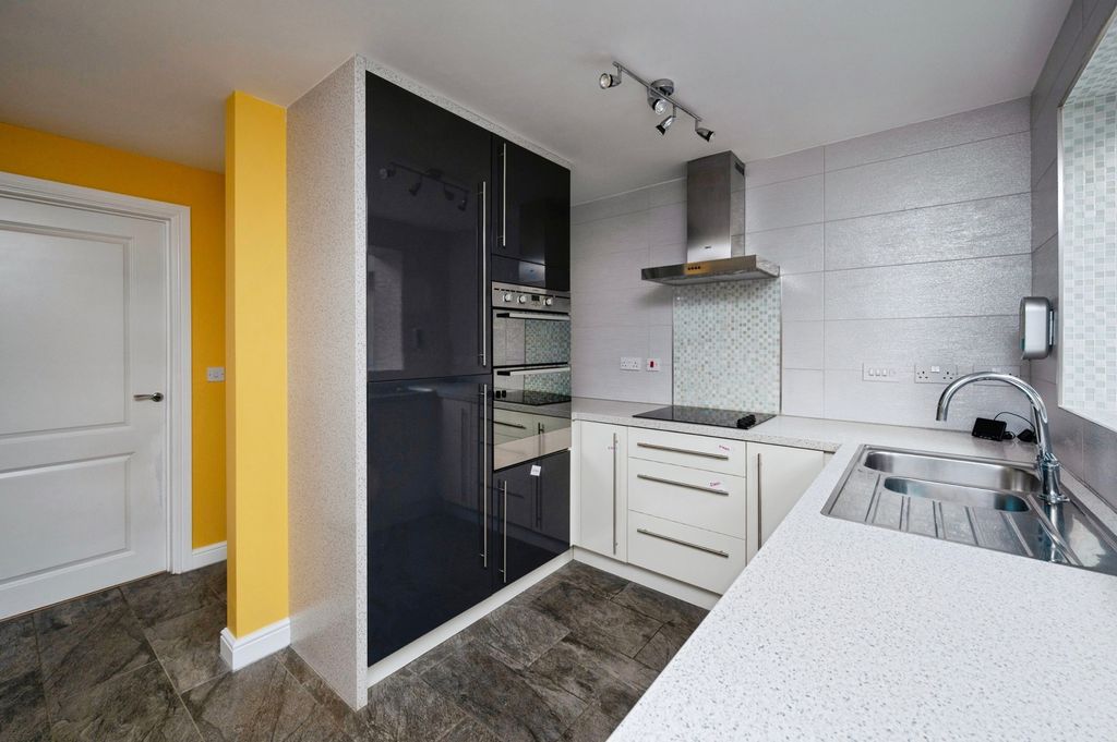 Property photo 2 of 15 Kitchen