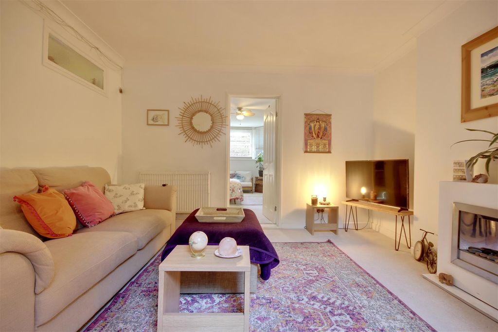 Property photo 2 of 16 C04E5135-CC8F-44CD-89B7-39365Cf99A40_1_201_A.Jpeg