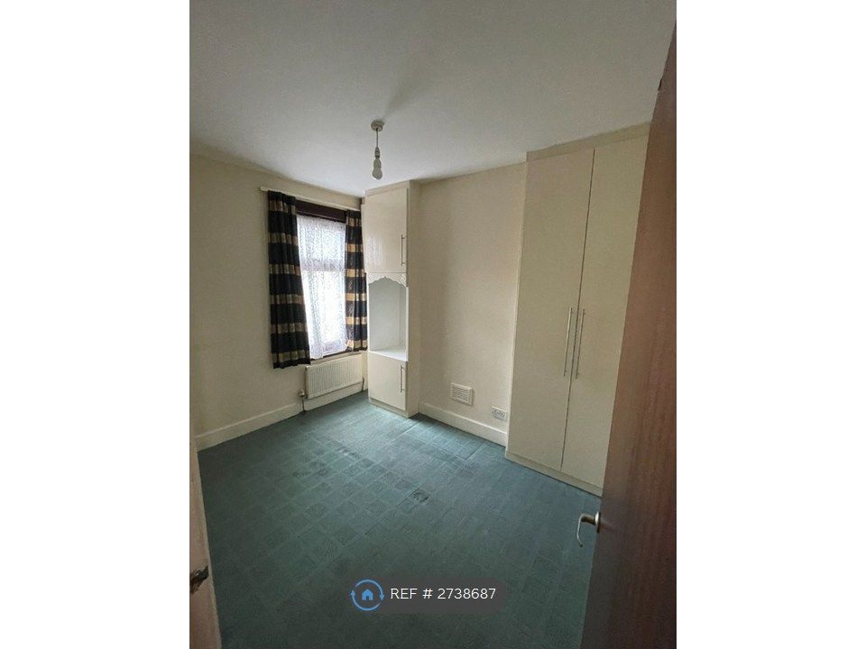 Property photo 3 of 12 Bedroom1