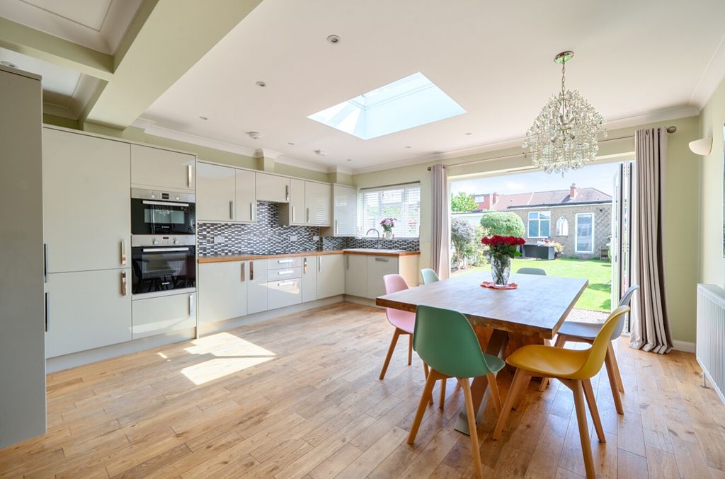 Property photo 1 of 11 1469663-10-6A312Df7Ab16c