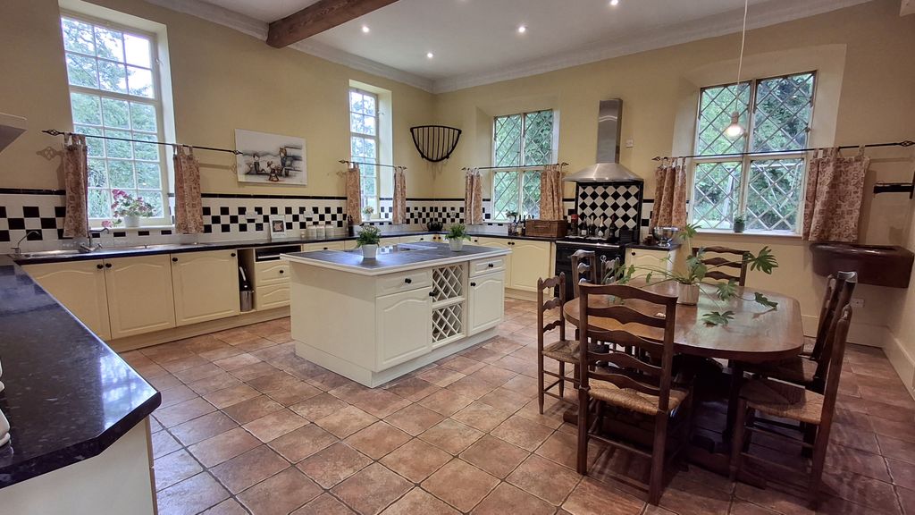 Property photo 3 of 30 Kitchen