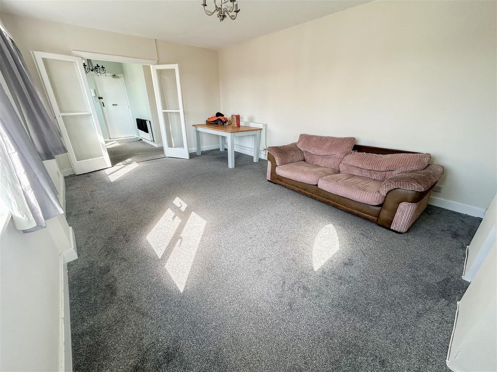 Property photo 2 of 14 Lounge