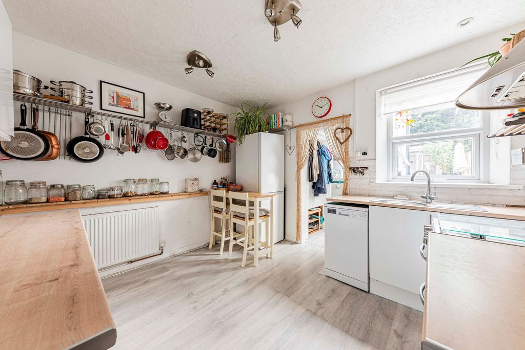 Property photo 2 of 21 Kitchen (1)