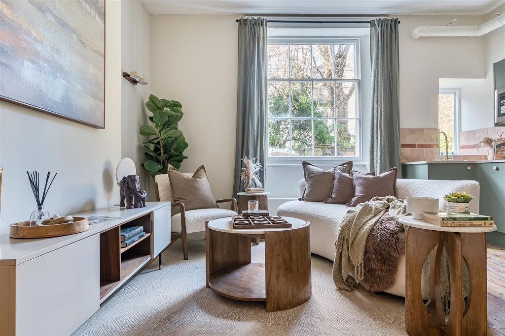 Property photo 1 of 14 Lounge