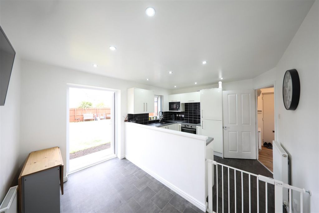 Property photo 3 of 19 Kitchen Diner