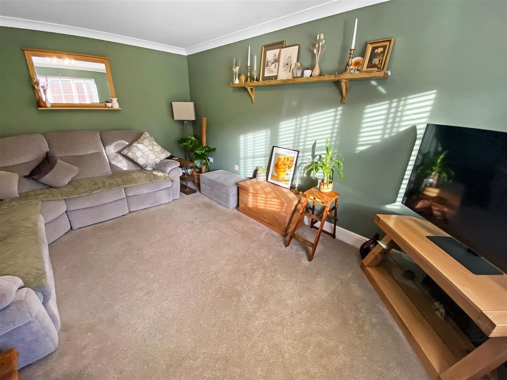 Property photo 3 of 20 Lounge (2).Jpg