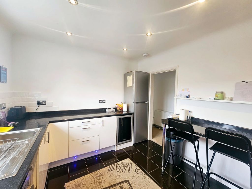 Property photo 3 of 12 Kitchen