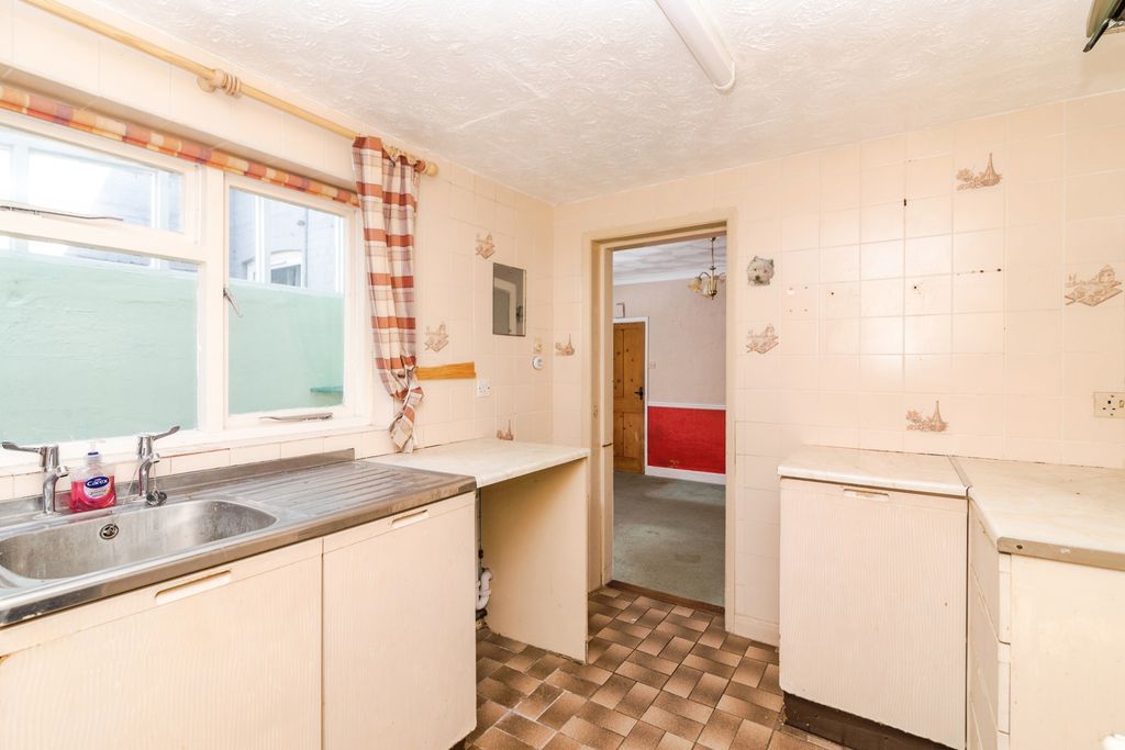 Property photo 3 of 17 Kitchen