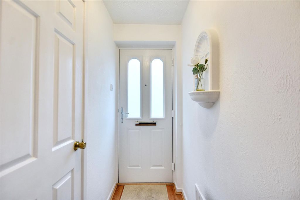 Property photo 2 of 28 Entrance Hall.Jpeg