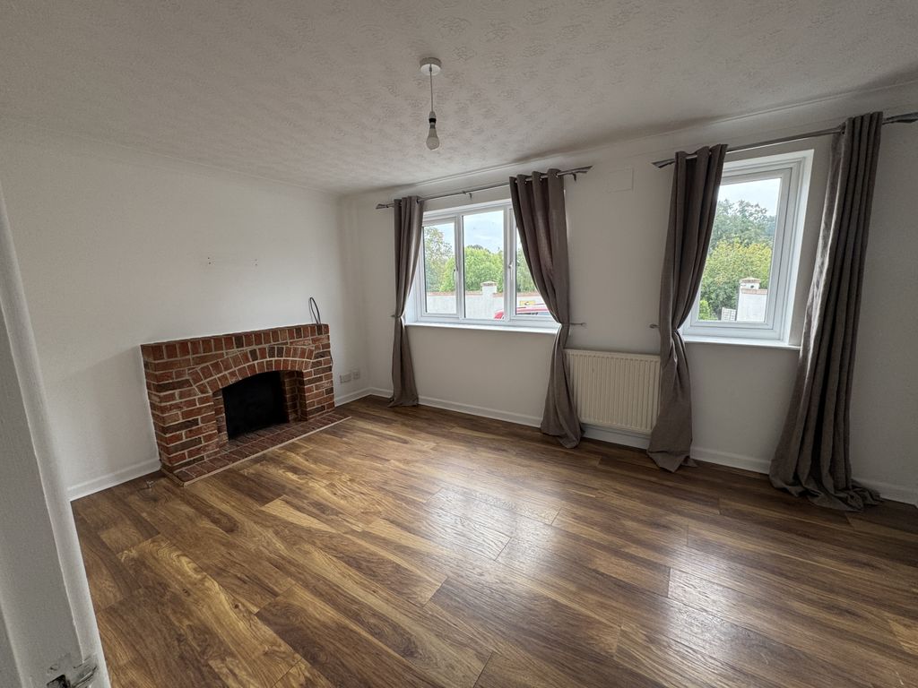 Property photo 3 of 12 Lounge (3)