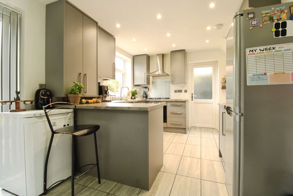 Property photo 3 of 8 Kitchen