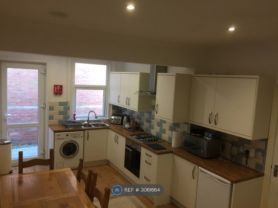 Property photo 1 of 24 Kitchen Lounge