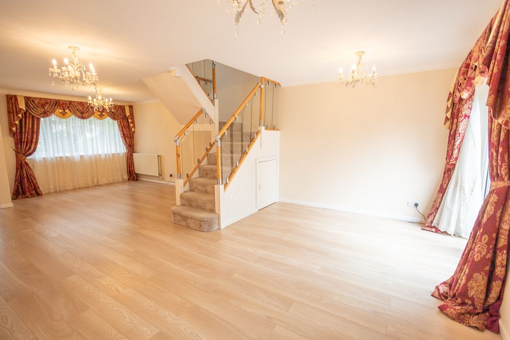 Property photo 1 of 17 Large Living Room