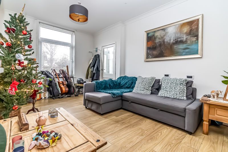 Property photo 3 of 19 .