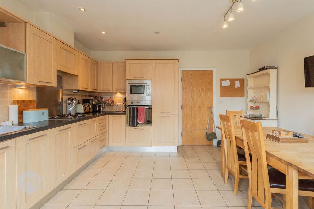 Property photo 2 of 28