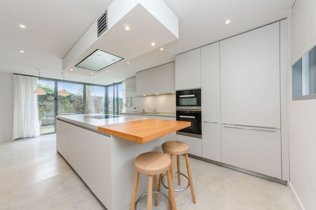 Property photo 3 of 24