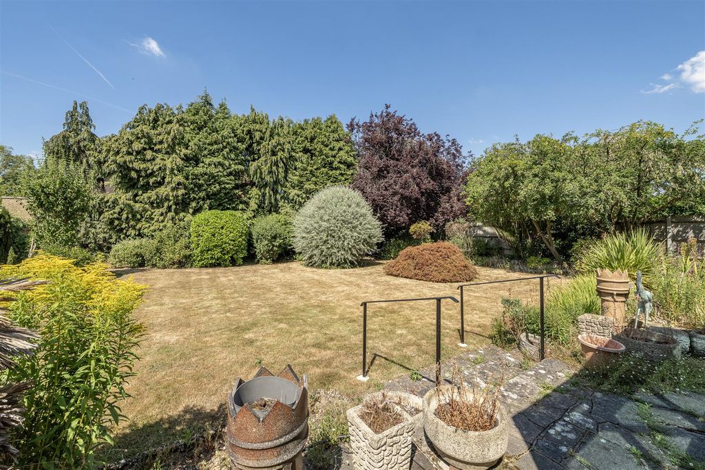 Property photo 3 of 22 31-Woodstock-Road-North-06.Jpg