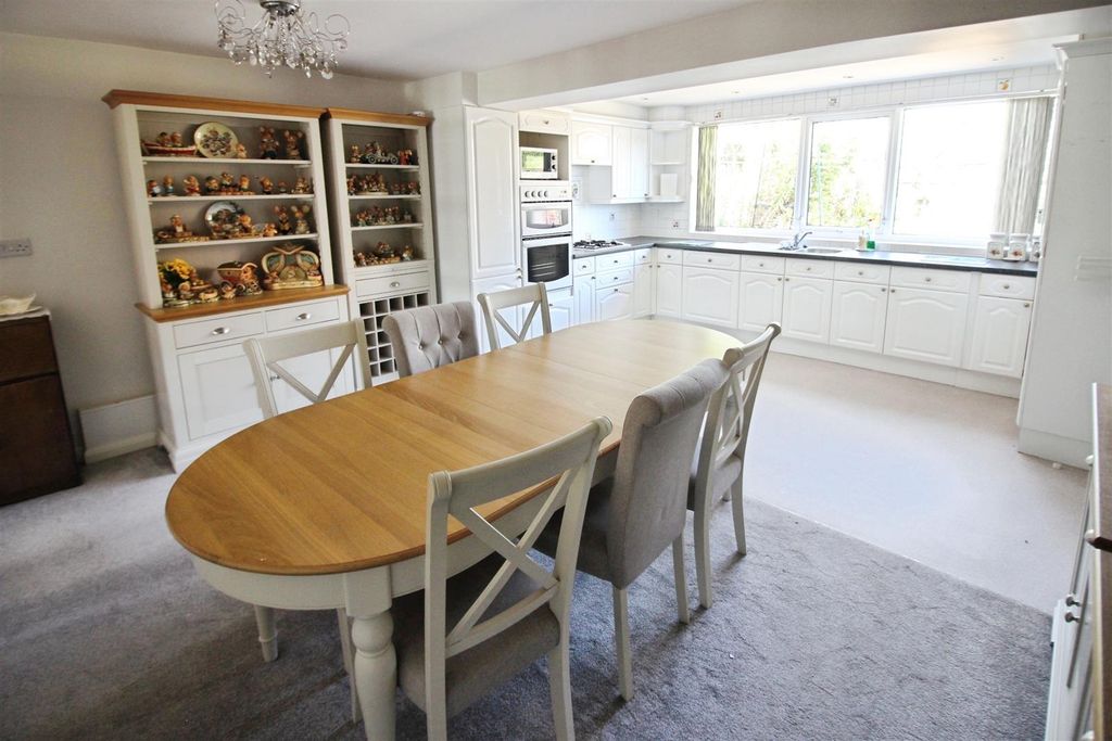 Property photo 3 of 20 Dining Kitchen