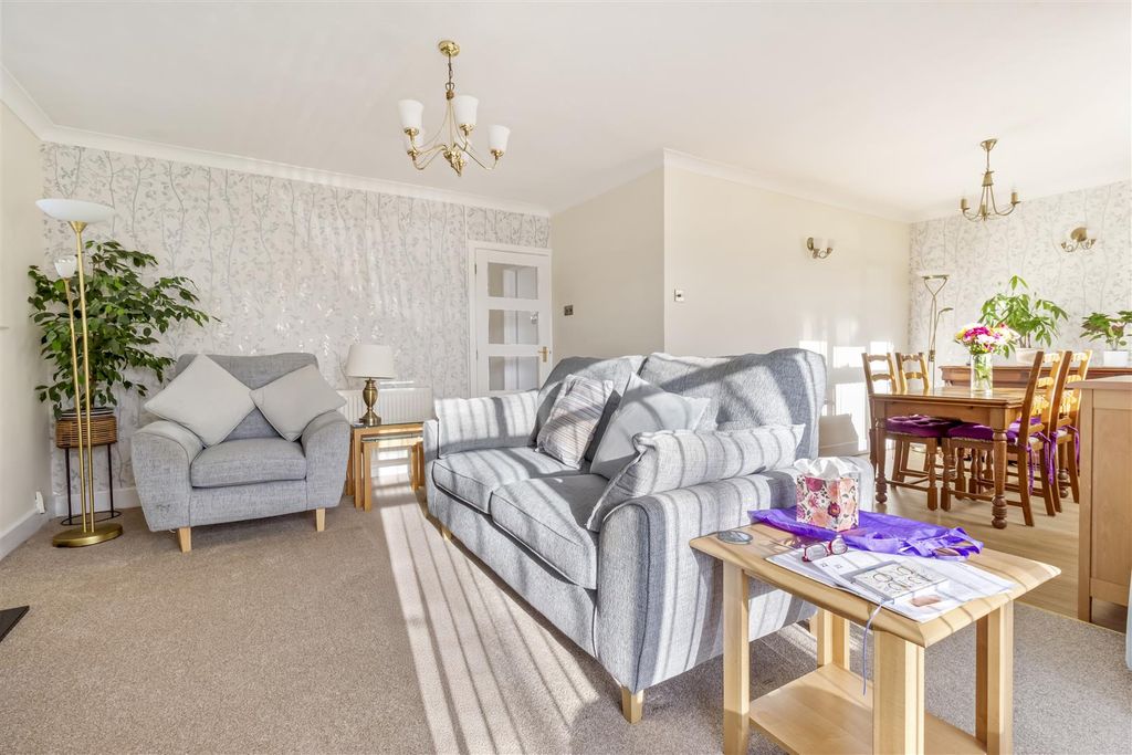 Property photo 3 of 25 27 Thakeham Drive-018.Jpg