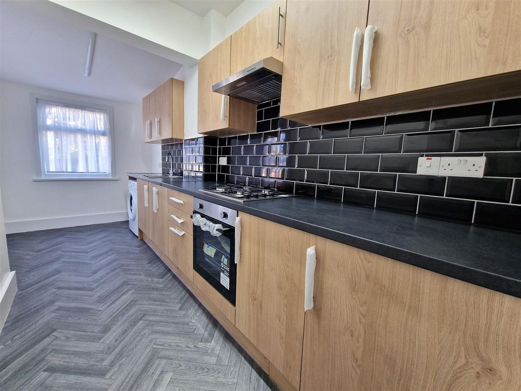 Property photo 2 of 10 Kitchen 4.Jpg