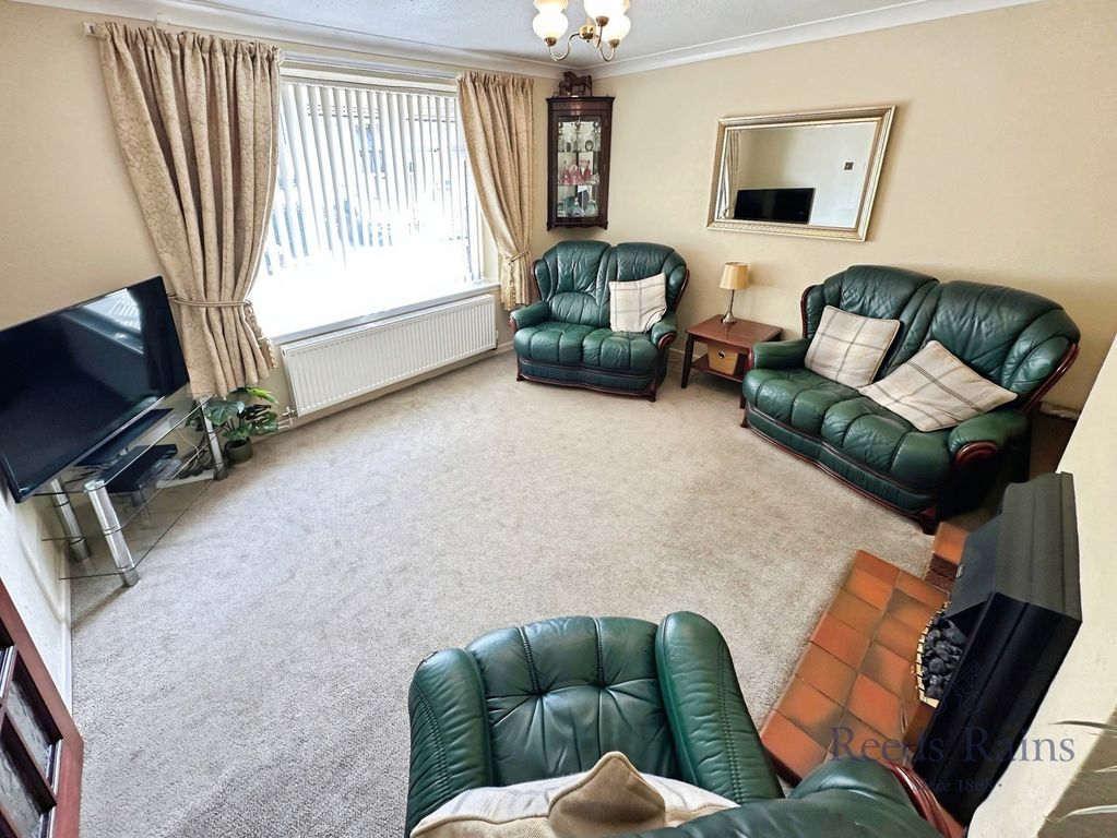 Property photo 2 of 11 Lounge