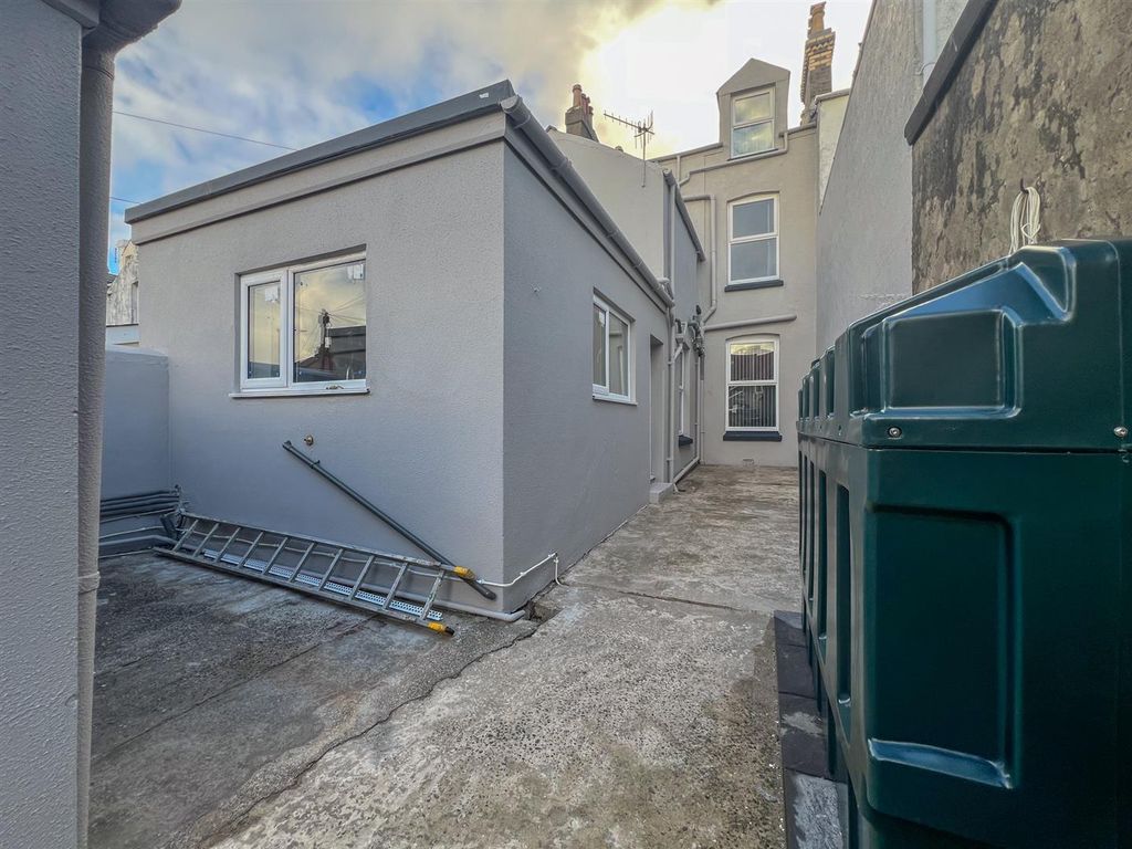 Property photo 3 of 20 8 Westminster Trc-04.Jpg