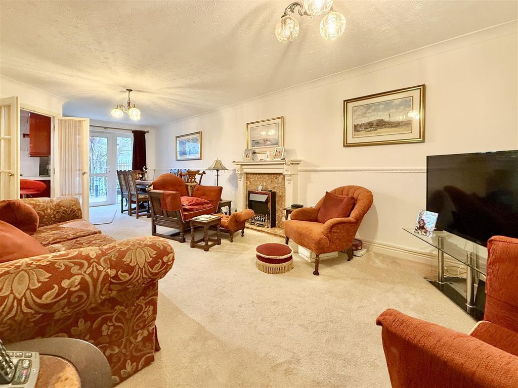 Property photo 3 of 11 Lounge.Jpg